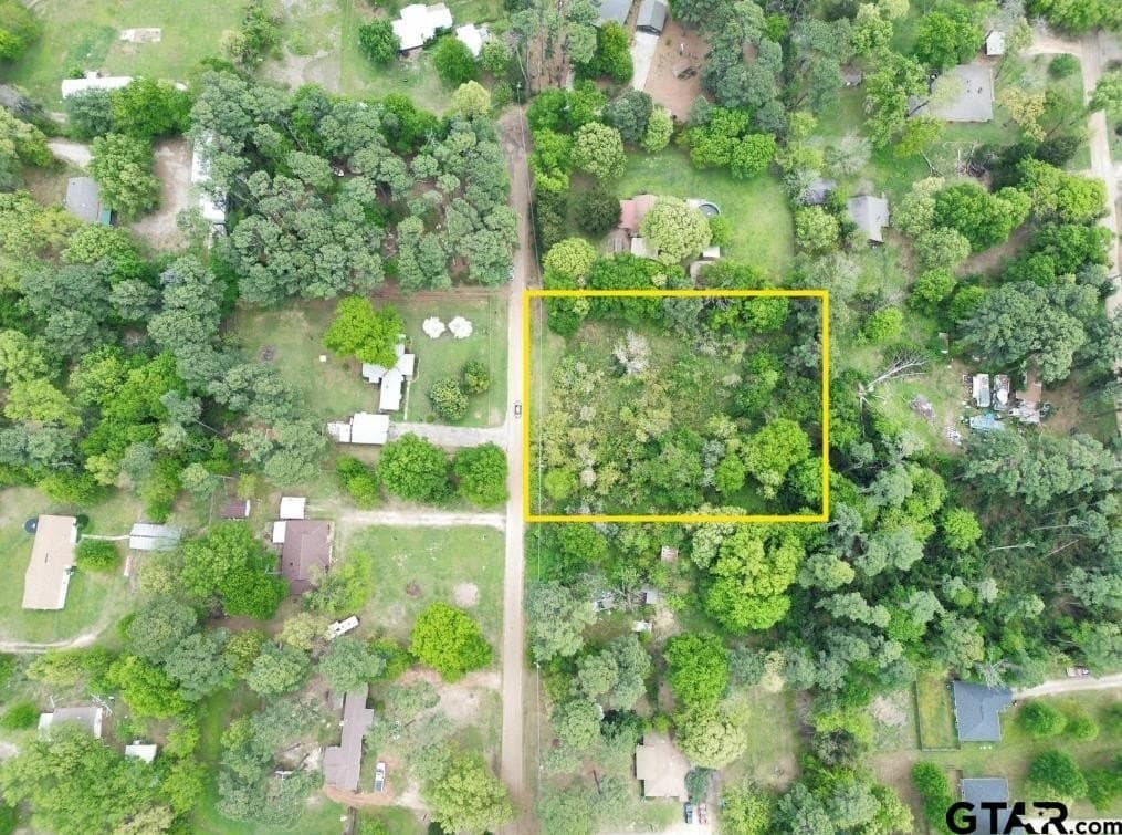 0.9 acres in Henderson County gallery image 3