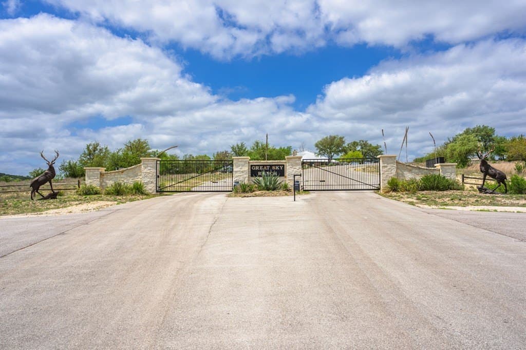 5.01 acres in Kerr County - photo 9