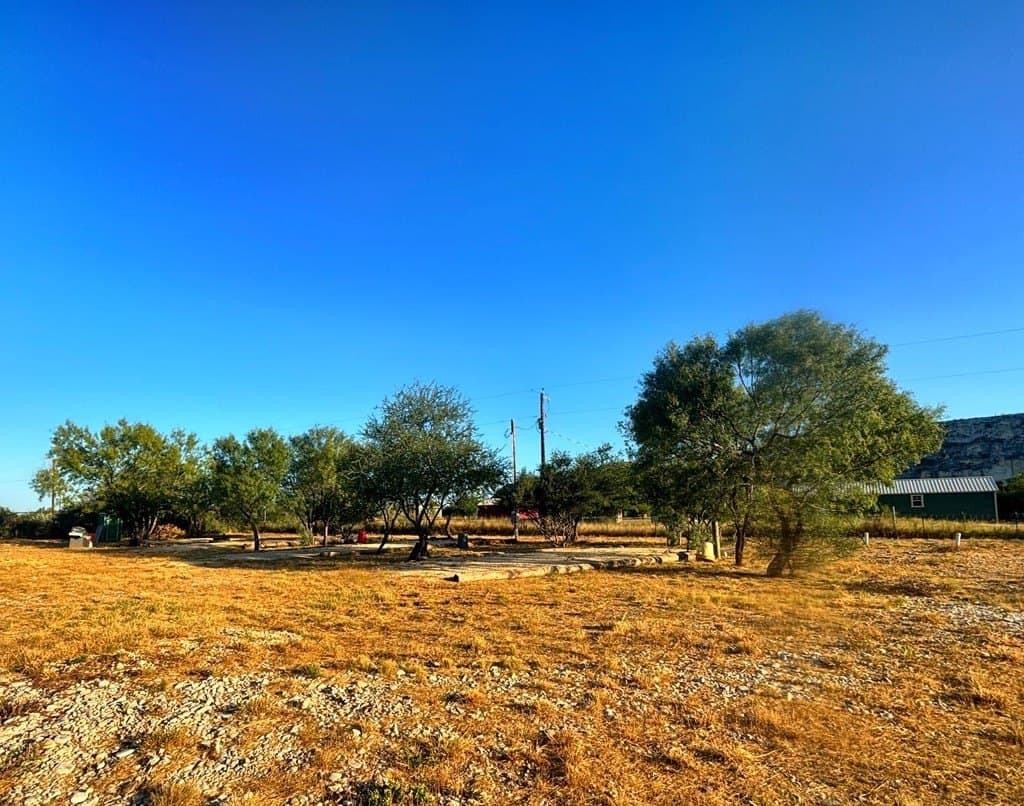 1.04 acres in Uvalde County gallery image 2