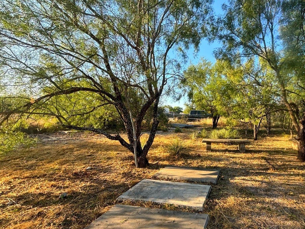1.04 acres in Uvalde County gallery image 3