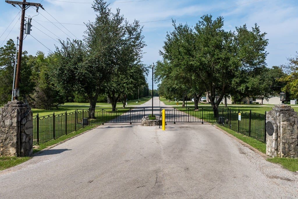 1.37 acres in Henderson County gallery image 4