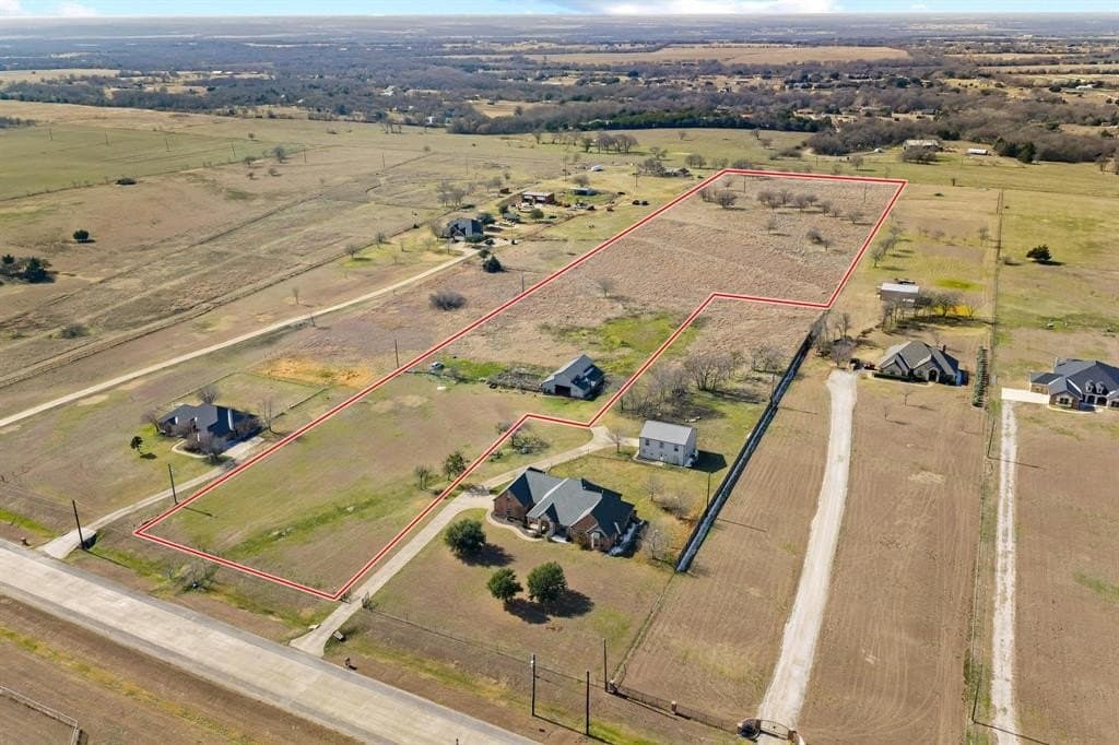 10.26 acres in Ellis County