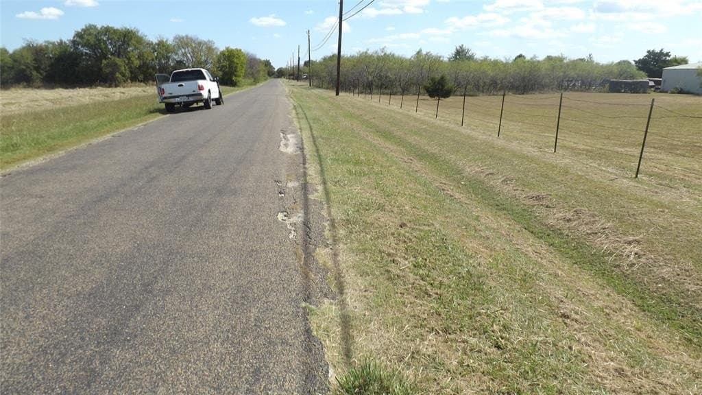 1.87 acres in Ellis County gallery image 2