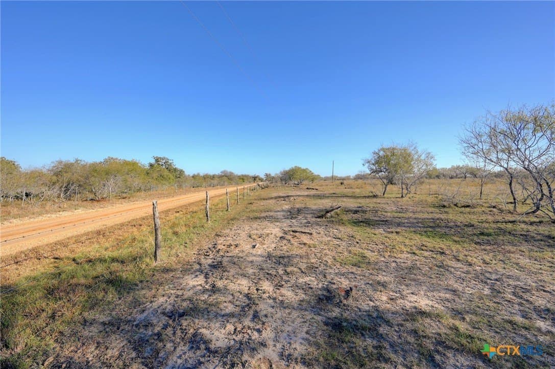 28 acres in Gonzales County gallery image 2