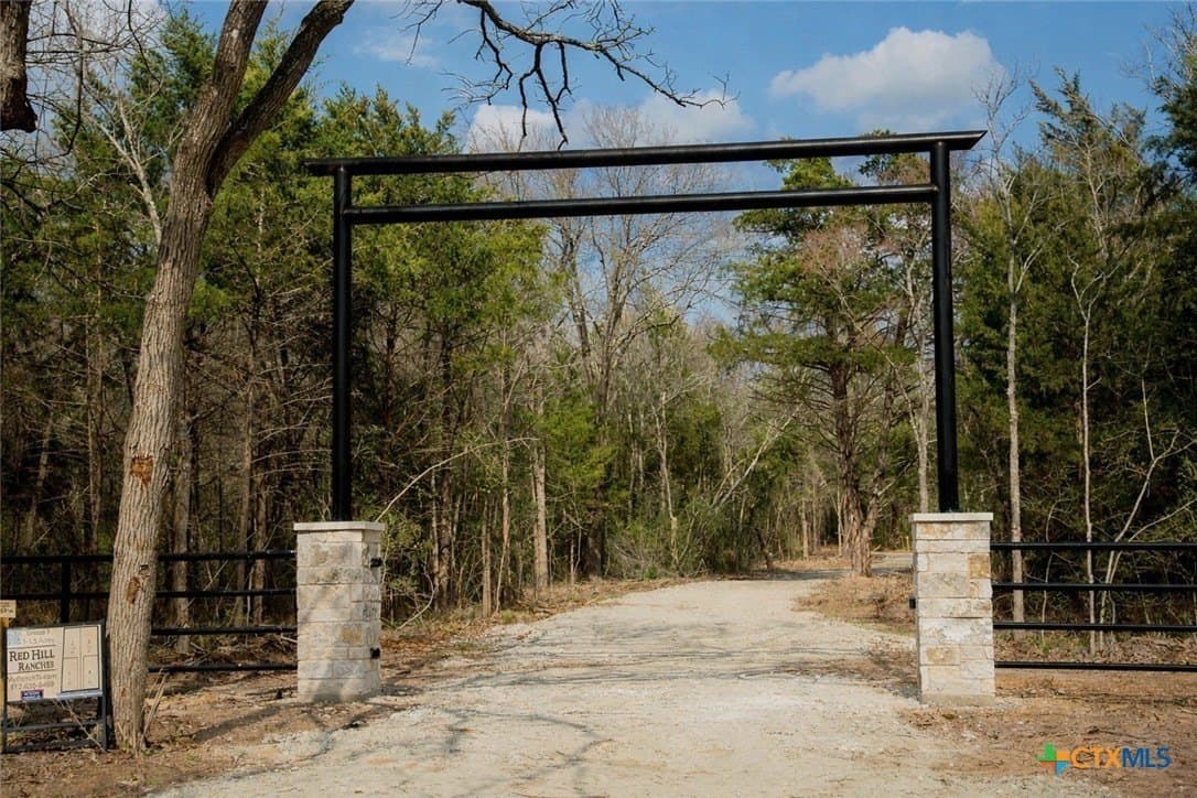 4.92 acres in Robertson County