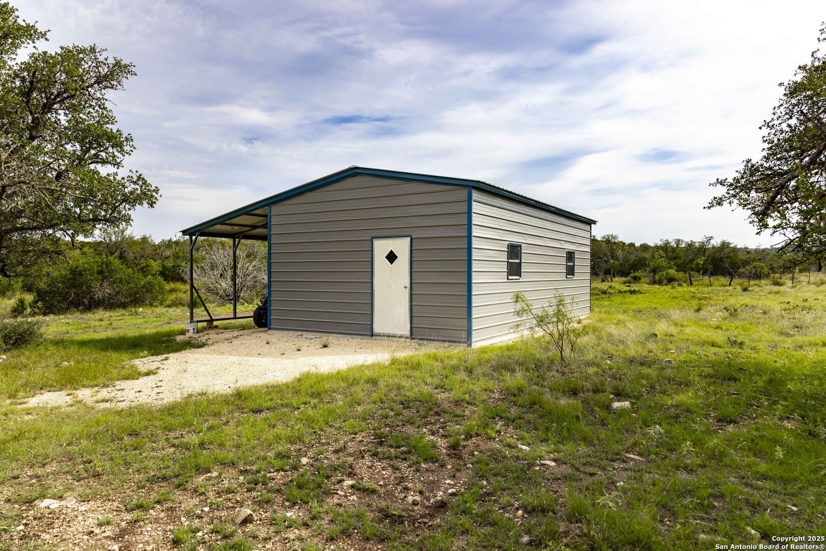 25.66 acres in Edwards County gallery image 3