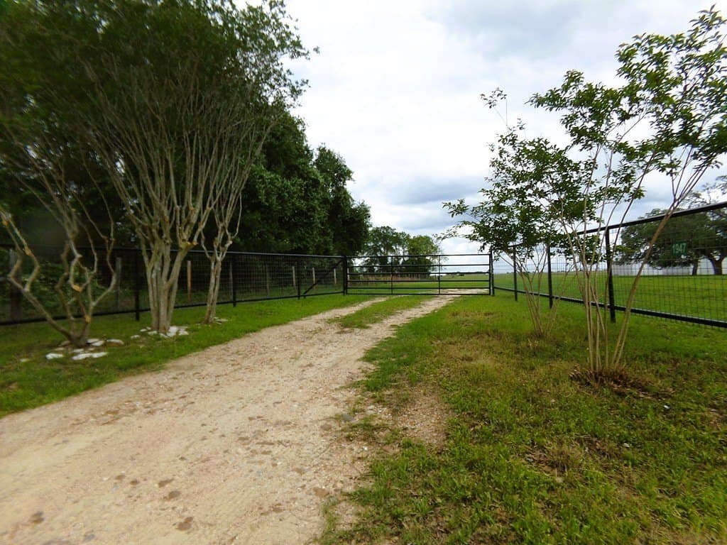 17.98 acres in Colorado County