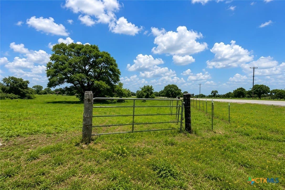 4.9 acres in DeWitt County gallery image 2