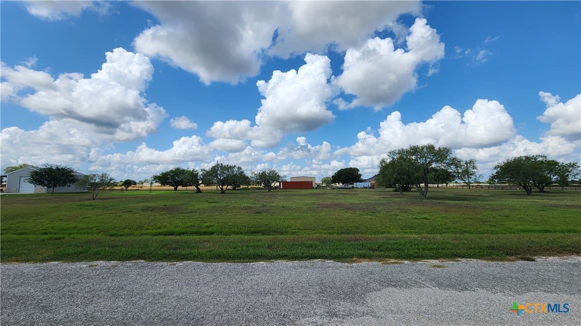 1.5 acres in Victoria County - photo 3