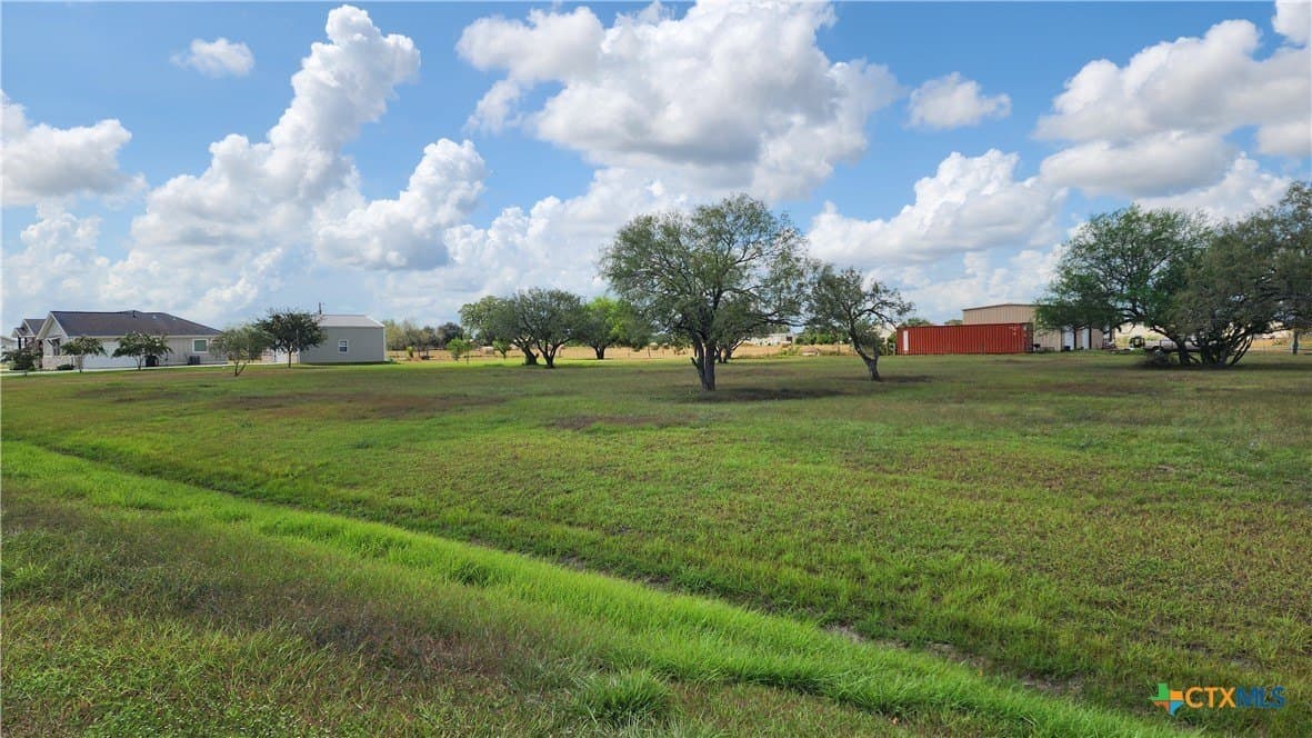 1.5 acres in Victoria County - photo 4
