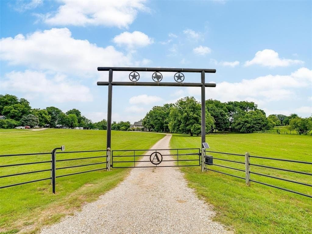 11.89 acres in Ellis County