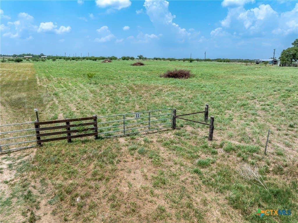 4 acres in Gonzales County gallery image 3