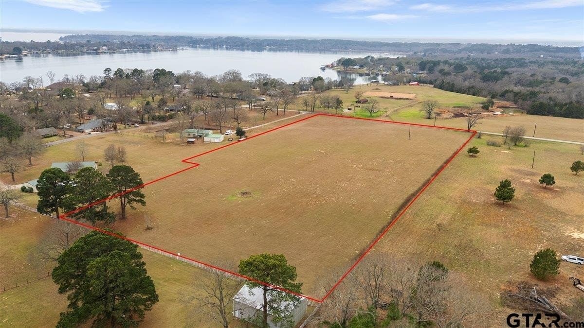 7.89 acres in Smith County