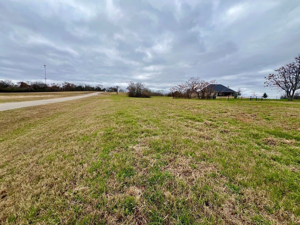 1.04 acres in Henderson County gallery image 2