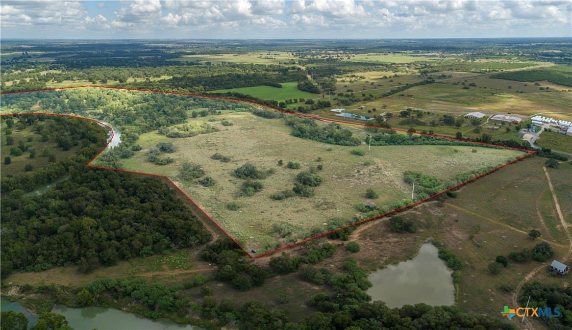 140 acres in DeWitt County gallery image 3