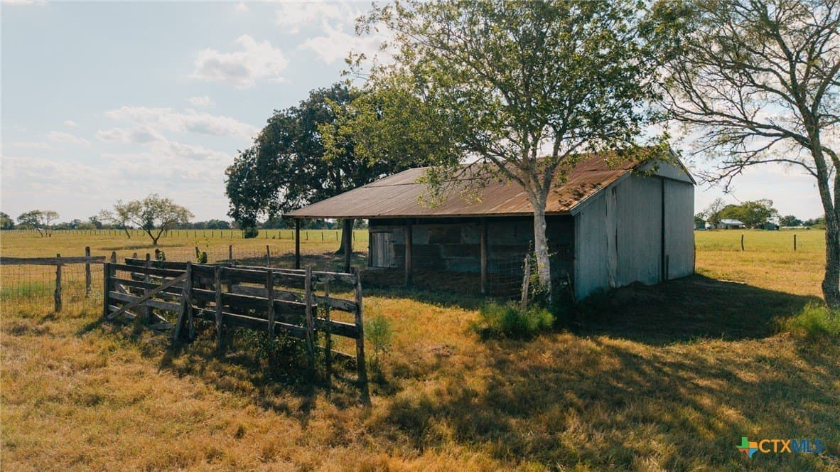 11 acres in Lavaca County gallery image 4