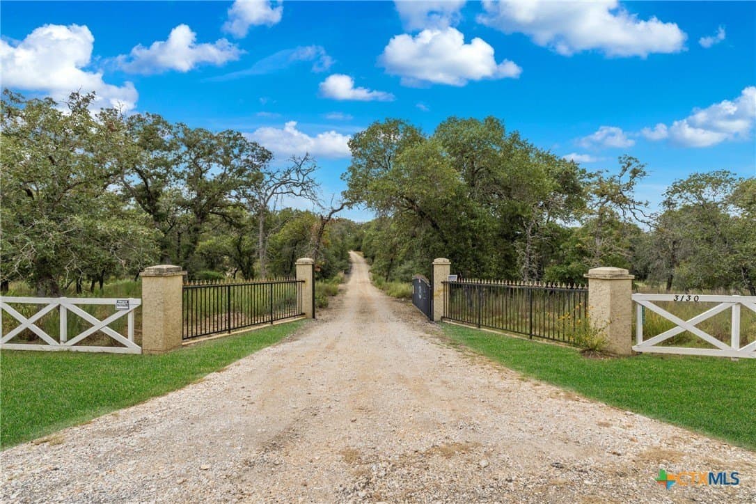 11 acres in Guadalupe County gallery image 3