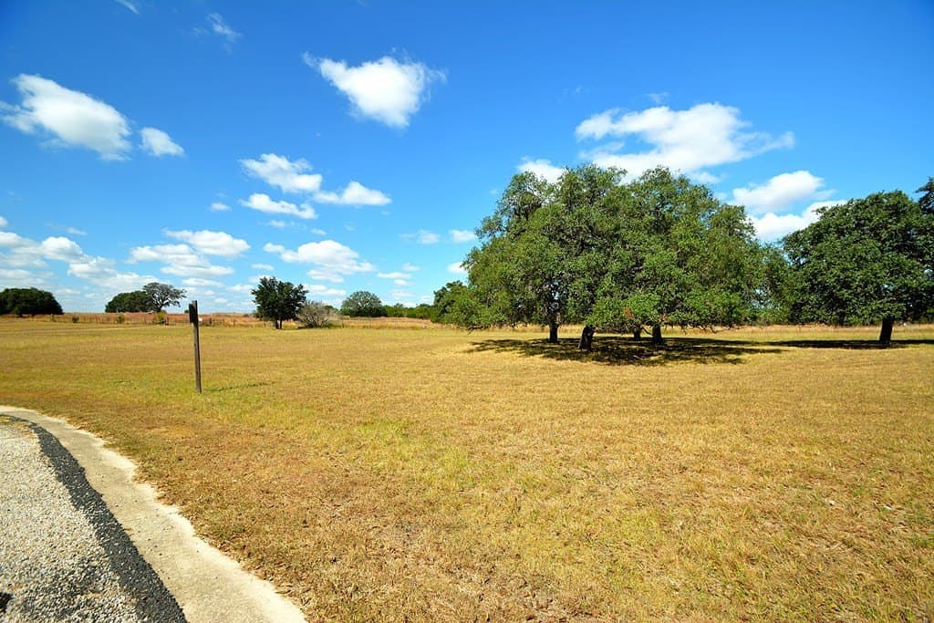 1.5 acres in Kerr County gallery image 2