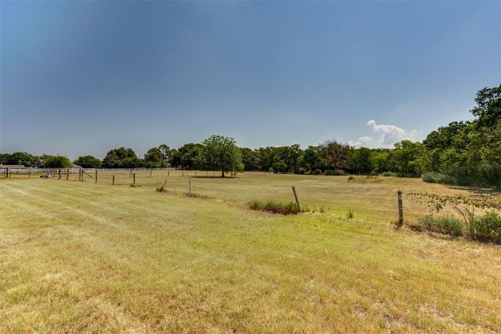 8.93 acres in Tarrant County gallery image 2
