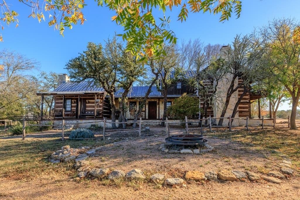 10 acres in Gillespie County