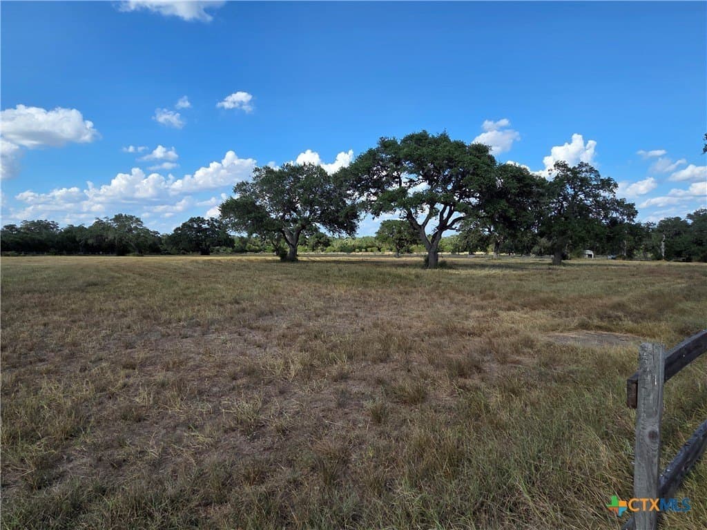 8.95 acres in DeWitt County gallery image 3