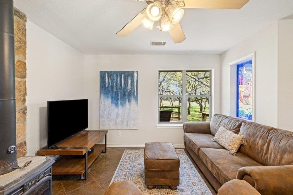 11 acres in Blanco County gallery image 4