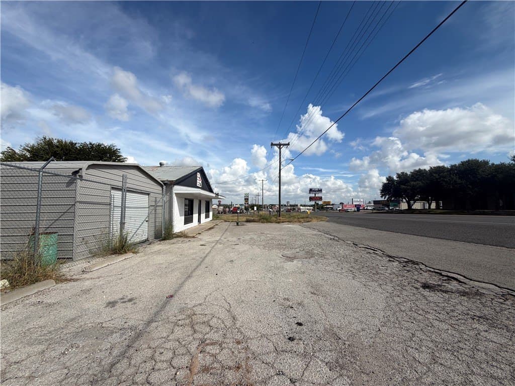 22,913 acres in Karnes County - photo 4