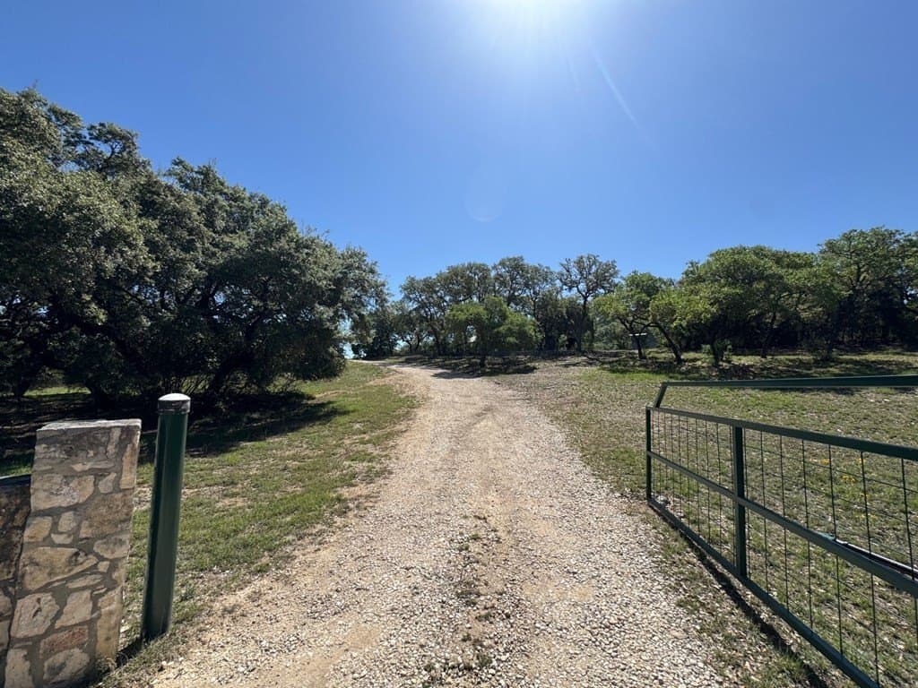 10 acres in Bandera County - photo 24
