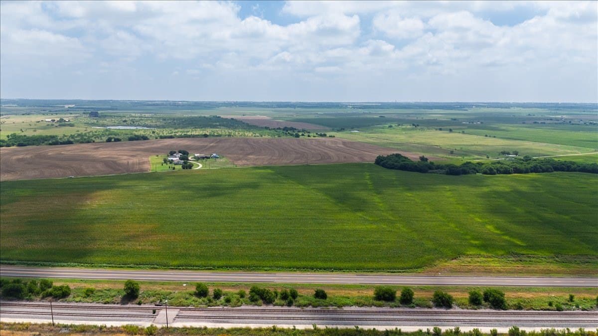 10 acres in Hill County - photo 4