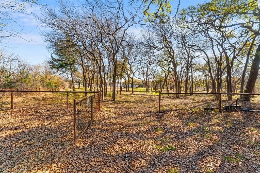 2.04 acres in Tarrant County gallery image 2