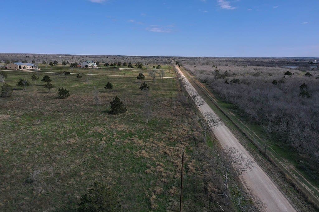 3.7 acres in Gonzales County gallery image 3