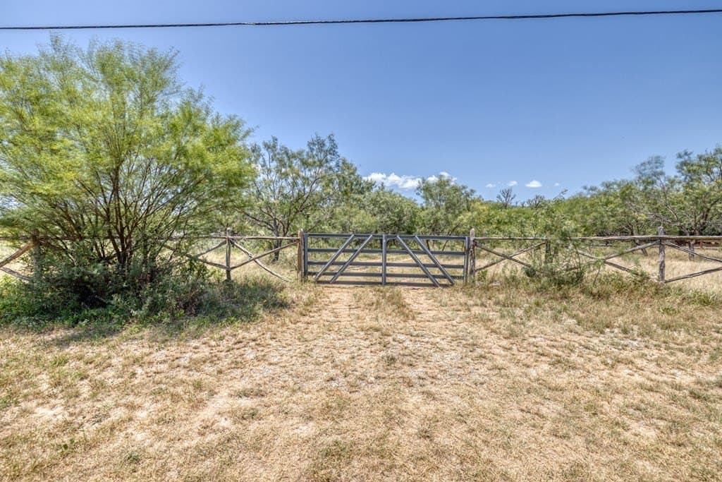 1.8 acres in Real County gallery image 2