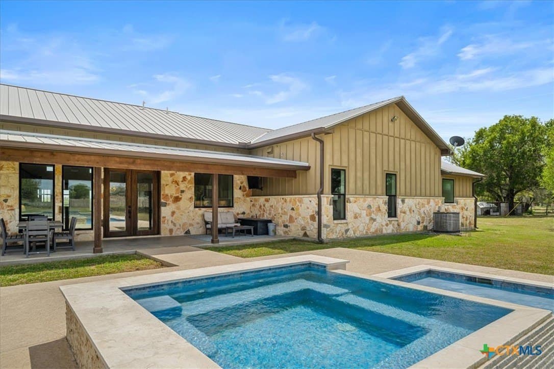 27.9 acres in Lavaca County