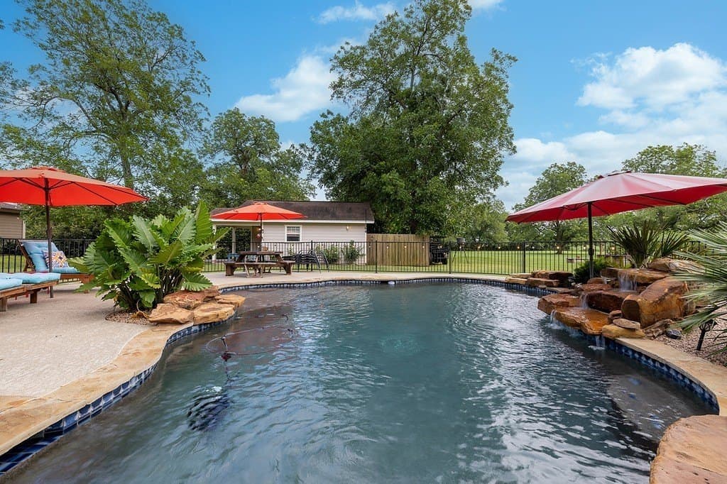 1.7 acres in Bastrop County gallery image 3