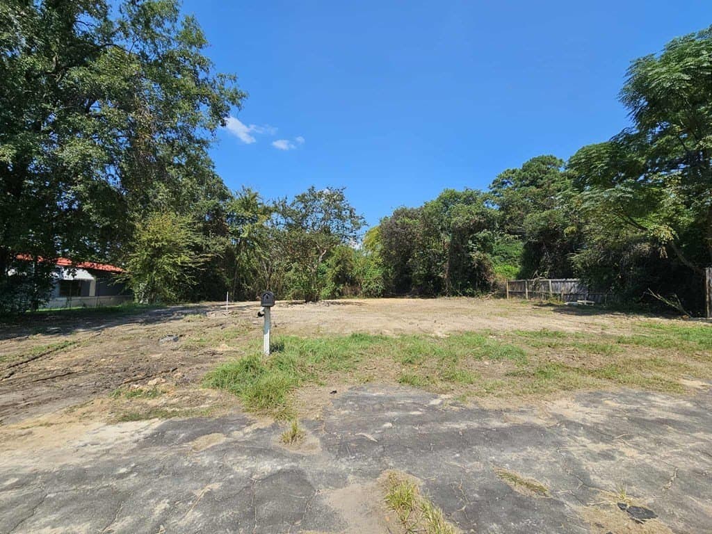 0.75 acres in HENDERSON County gallery image 3