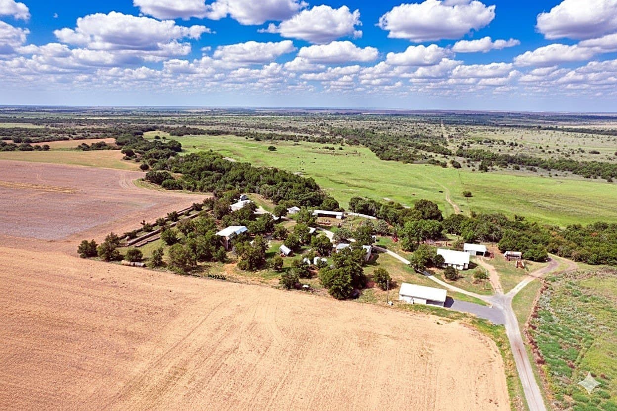 929.5 acres in Wilbarger County - photo 8