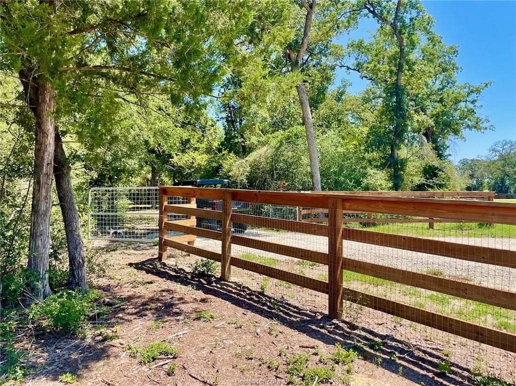 1.72 acres in Leon County gallery image 3