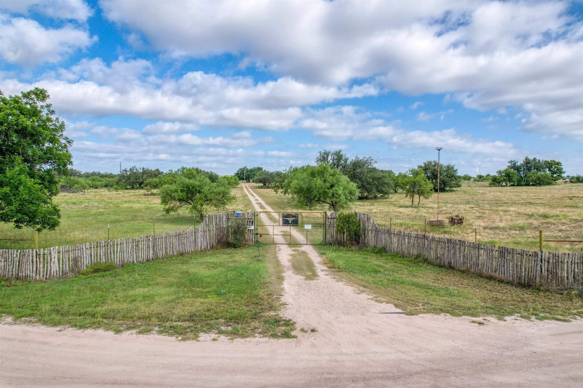 750 acres in Out of Area County gallery image 3