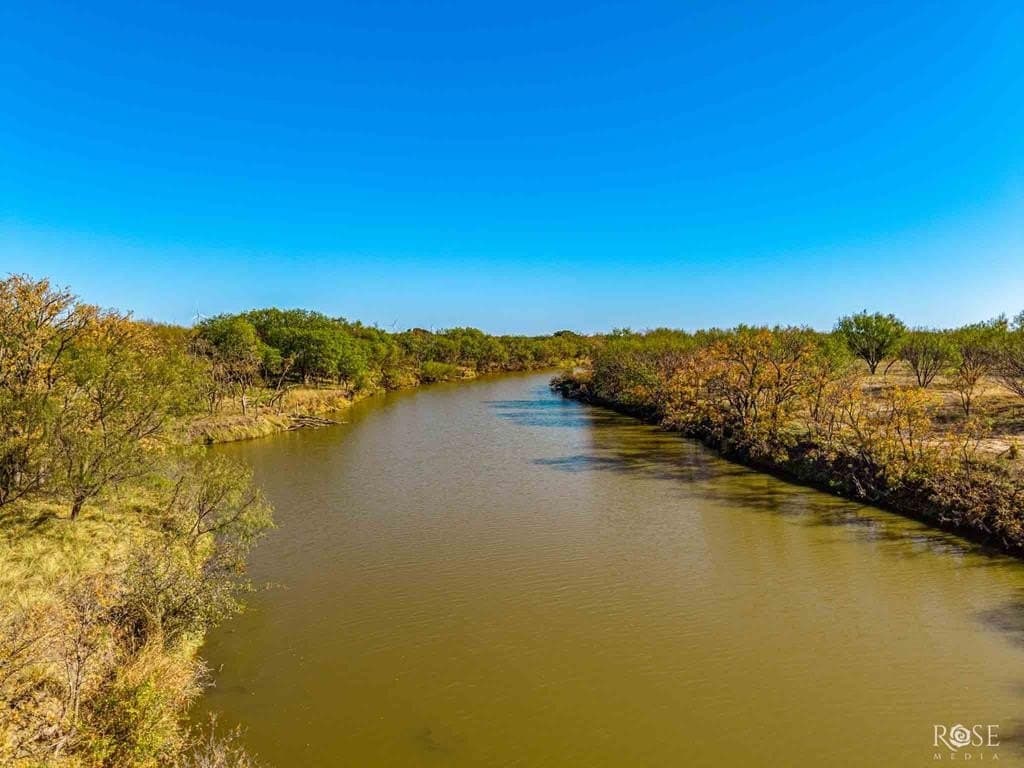 385 acres in Concho County