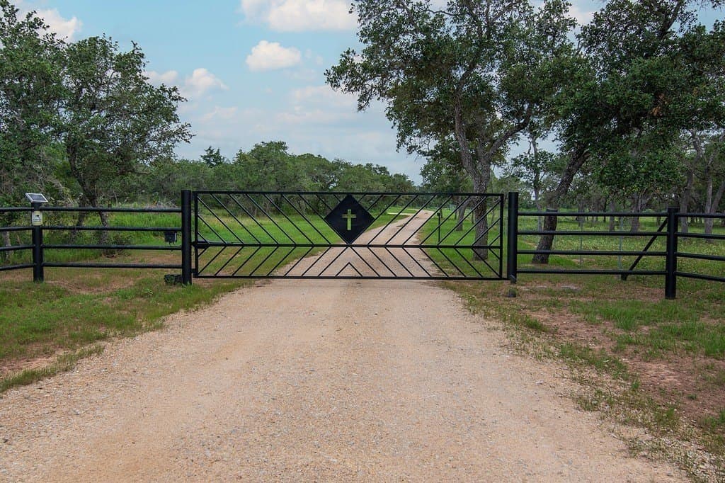 32 acres in Lavaca County gallery image 4