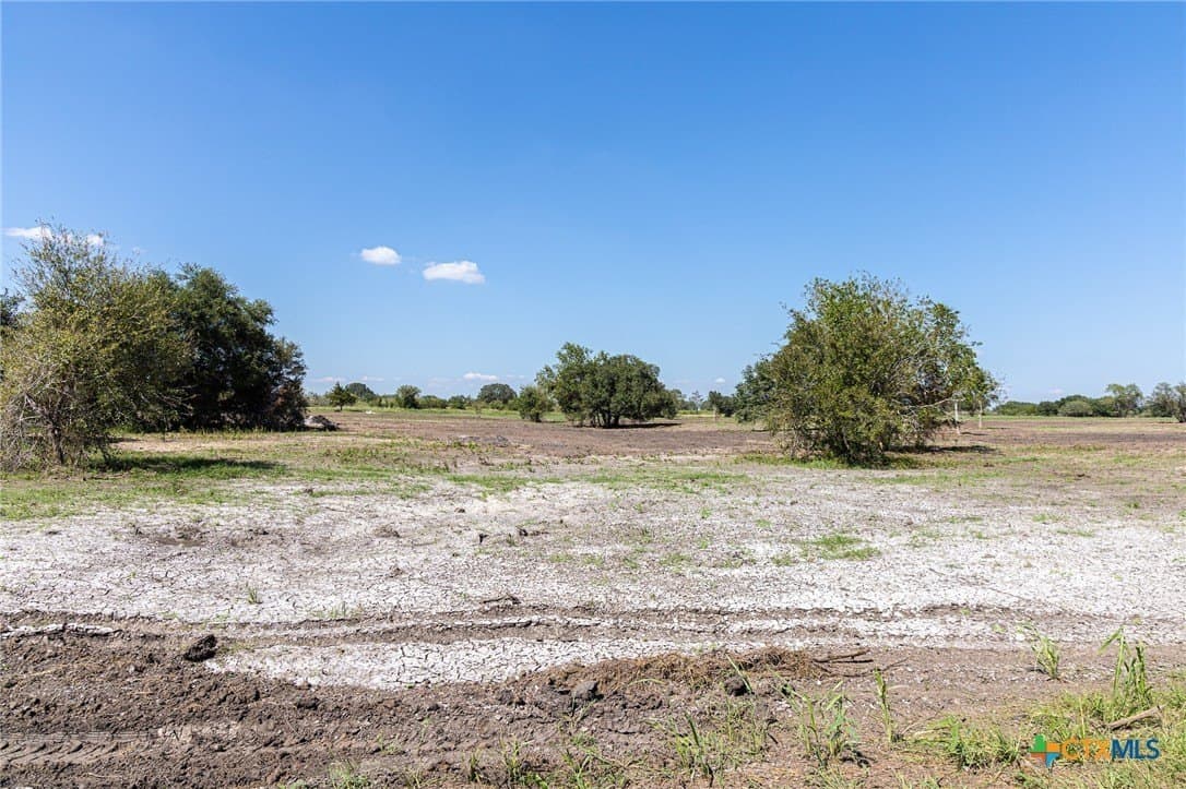 2.69 acres in Lavaca County gallery image 3