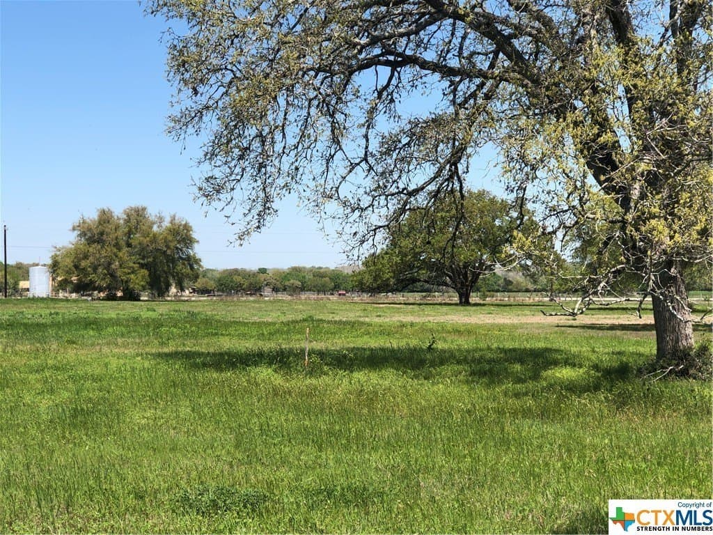 1.09 acres in Lavaca County gallery image 3