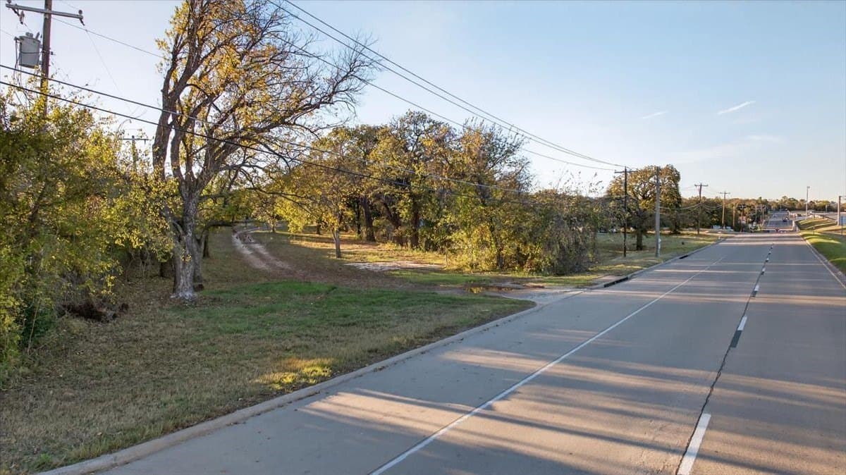 2.31 acres in Tarrant County - photo 2