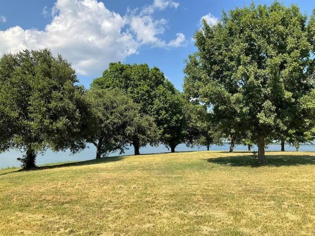 2.4 acres in Navarro County