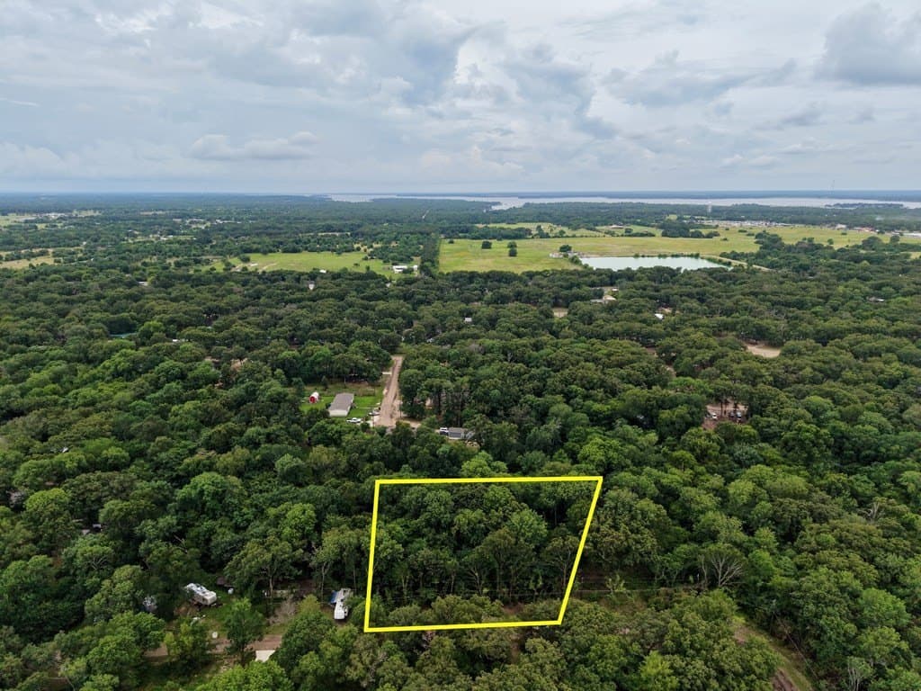 1.1 acres in Henderson County gallery image 3