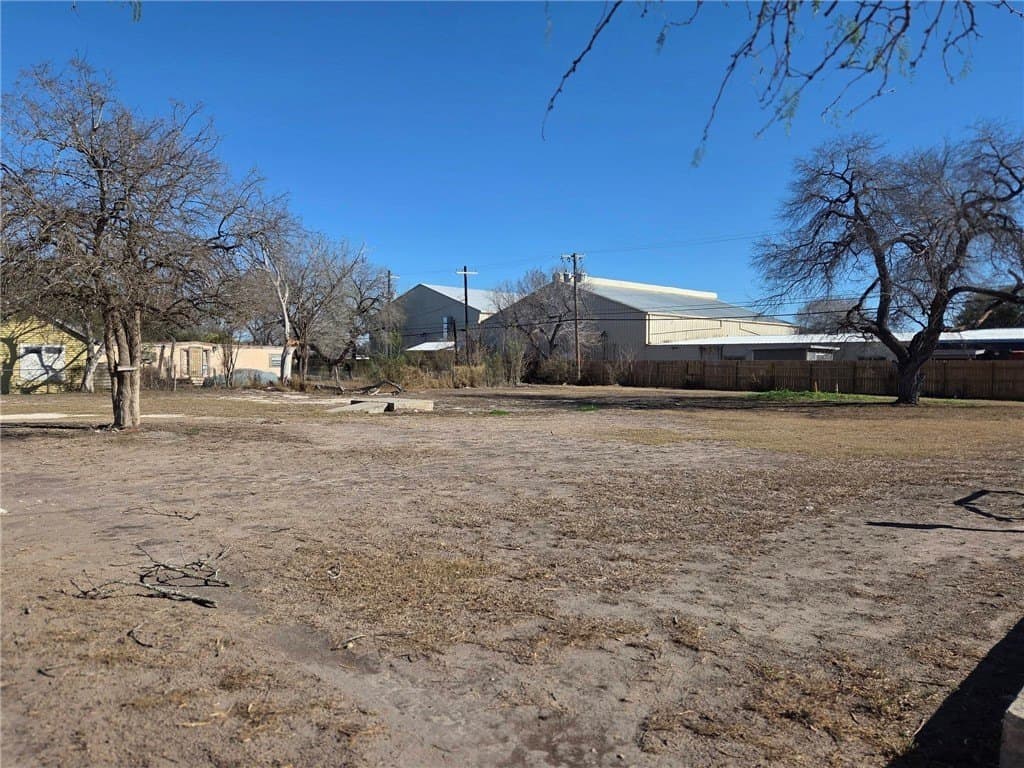 0.43 acres in Kleberg County - photo 4