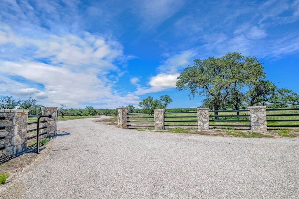 10.69 acres in Gillespie County - photo 10