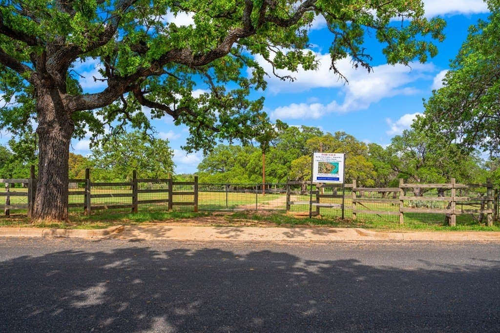 4.54 acres in Gillespie County - photo 4