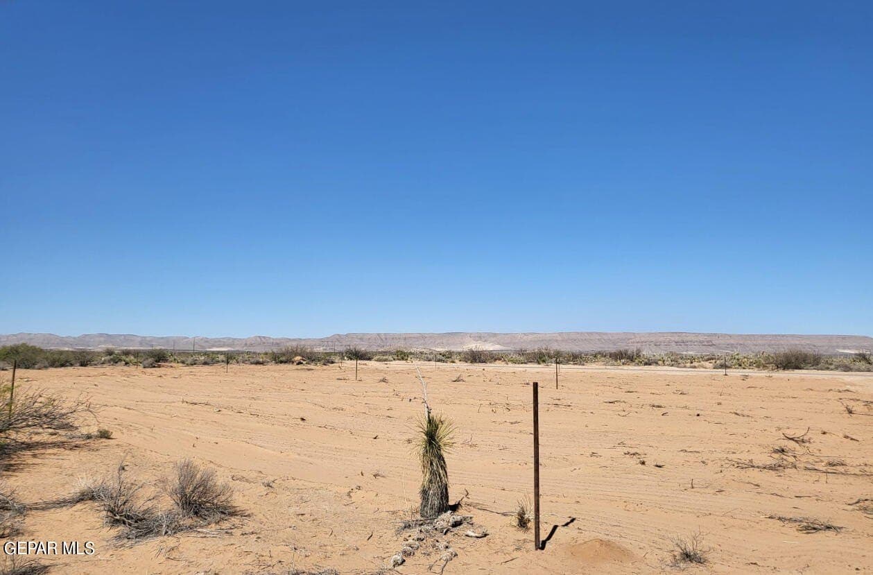 1.1 acres in El Paso County gallery image 3