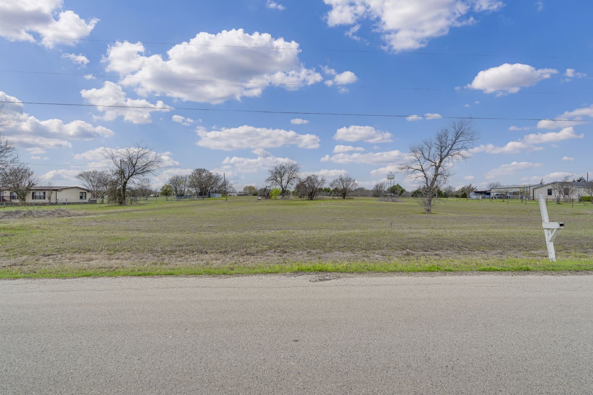 2.35 acres in Ellis County gallery image 2